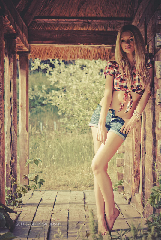 Голенькая девушка на деревянном помосте