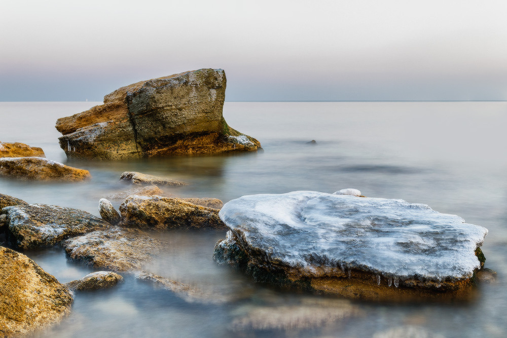 На камнях у моря - 111 фото