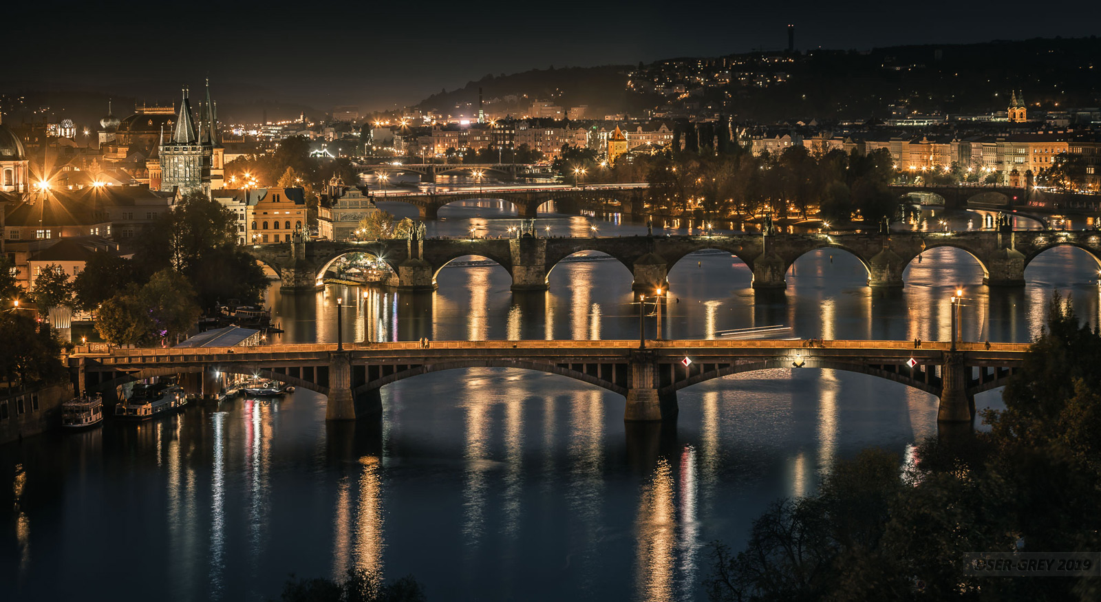 Неотъемлемой частью города. Прага Влтава мосты. Прага река Влтава ночью. Вышеградский мост Прага. Прага мосты через Влтаву.