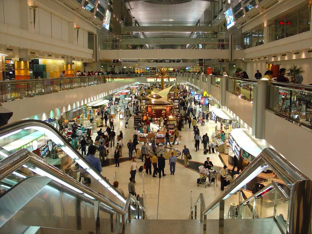 17 Аэропорт Дубай. Один из самых роскошных аэропортов в мире, где есть бассейн, джакузи, сауна и тренажерный зал, а кроме того, есть сады, множество ресторанов и магазинов.