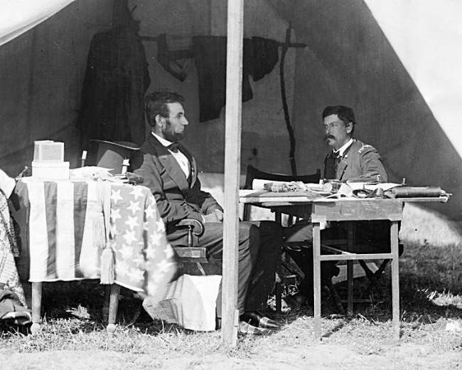 8. На снимке Авраам Линкольн и генерал Джордж Макклеллан в палатке генерала в Антитаме. 1862 год. Источник: Pinterest.