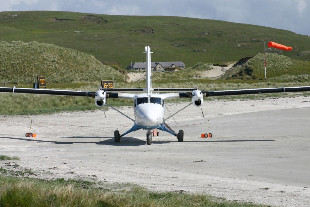 18 Аэропорт Барра (Шотландия) - единственный аэропорт в мире, который расположен на побережье моря.