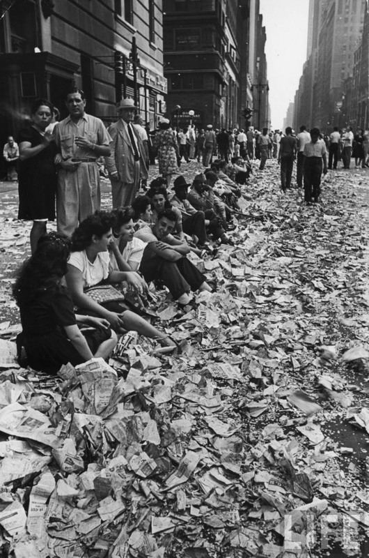 9. Люди после завершения празднования Дня Победы над Японией. Нью-Йорк, 1945 год. Источник: Pinterest.