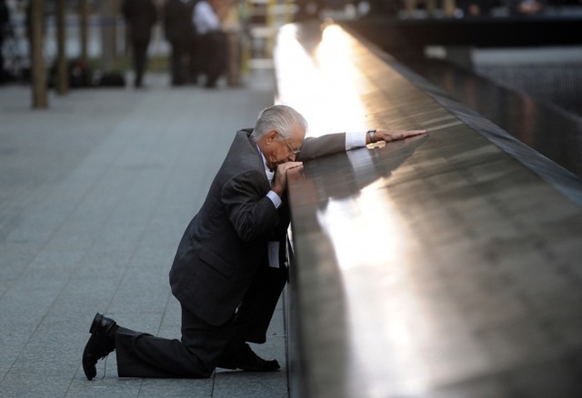 Отец погибшего сына, у мемориала 9/11. Во время десятых ежегодных церемоний, на территории Всемирного торгового центра.