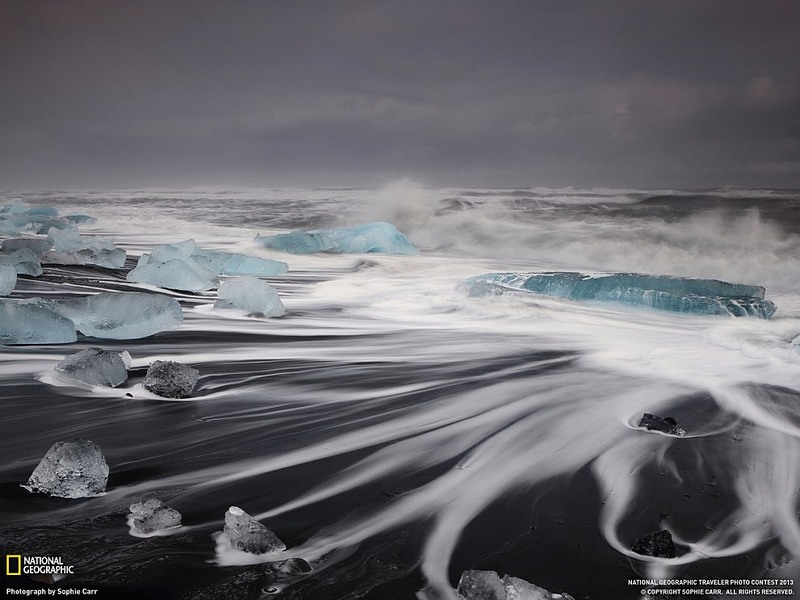 7 Волны и айсберги в лагуне Ёкюльсаурлоун, Исландия. Автор - Софи Карр.