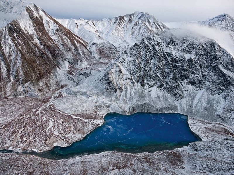 21 "Синий Бэккантри". На снимке озеро Азур (Лазурное) в скалистых горах Огилви. Автор - Paul Nicklen.