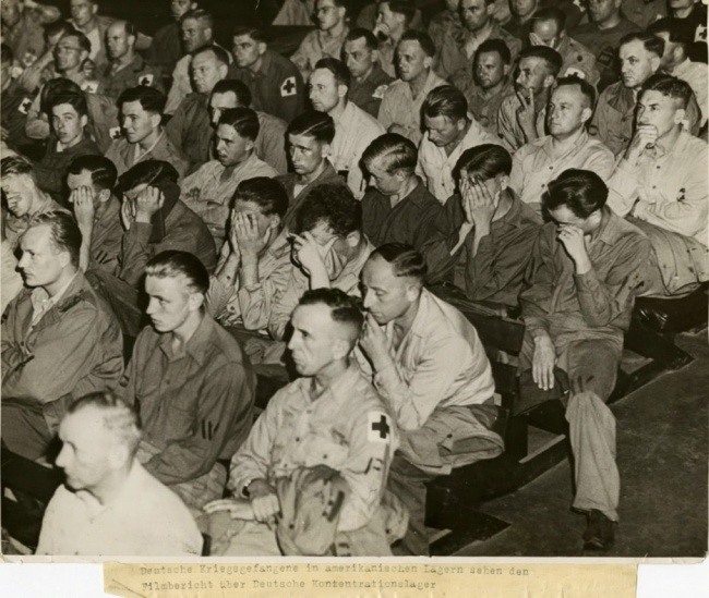 11. Реакция пленных немцев во время просмотра кадров из концлагерей. 1945 год. Источник: imgur.