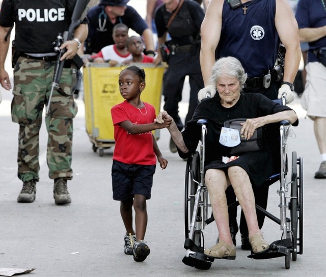 Таниша Блевин, 5 лет, держит за руку пострадавшую от урагана Катрина, Ниту Лагард, 105 лет.