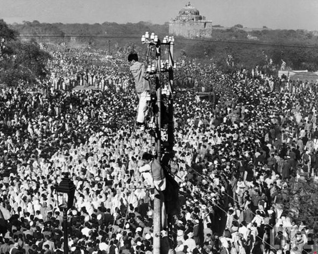 12. Во время похоронной процессии Ганди. 1948 год. Источник: reddit.