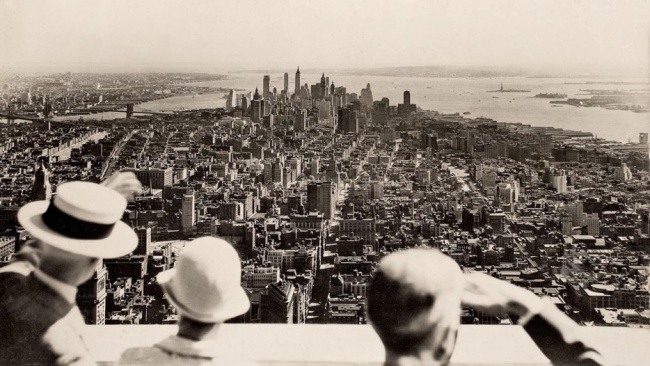 15. Снимок сделан с вершины Эмпайр-стейт-билдинг в день его открытия. 1931 год. Источник: Pinterest.