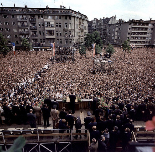 16. Фото сделано во время произнесения речи Джона Кеннеди «Я — берлинец». 1963 год. Источник: academic.