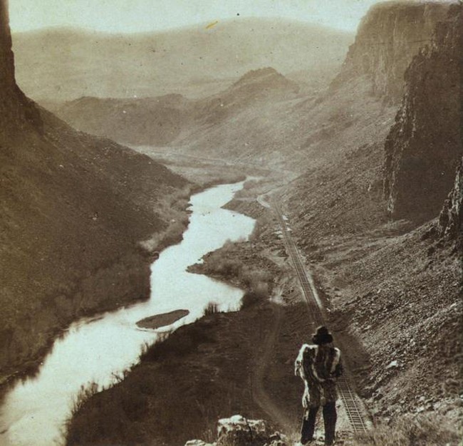 17 Индеец смотрит на проложенную трансконтинентальную железную дорогу. 1868 год. Источник: reddit.
