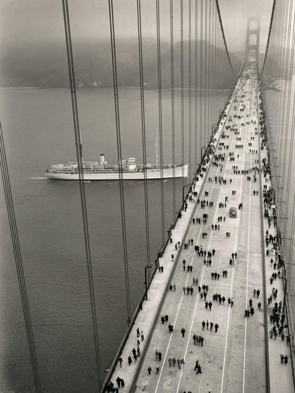 20. Мосту «Золотые Ворота» в день его открытия. 1937 год. Источник: Pinterest.