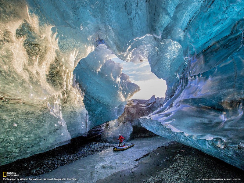 5 Турист сплавляется на рафте под самым большим ледником Ватнайёкюдль. Исландия. Автор - Вильгельм Гуннарсон.