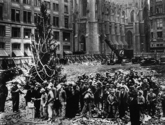 21. Самая первая Рождественская елка в центре Рокфеллера. 1931 год. Источник: Pinterest.