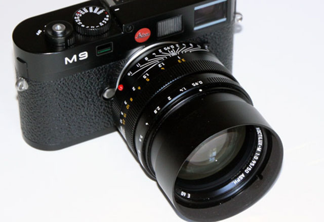 7 Скорость и точность: Leica Noctilux-М 50 мм F/0.95. Немецкая компания, известная своей высококачественной техникой, выпустила объектив Leica Noctilux-M 50 мм F/0.95, подбираясь к границе возможного. Хотя он и не самый светосильный в истории, но самый светосильный асферический объектив. Несмотря на широкую апертуру, Noctilux-М по прозвищу «Король Ночи» сохраняет высокую резкость. Leica рекламировала его как объектив, который «превосходит человеческий глаз по быстроте восприятия». Цена на него установилась в области свыше 10 000 долларов.