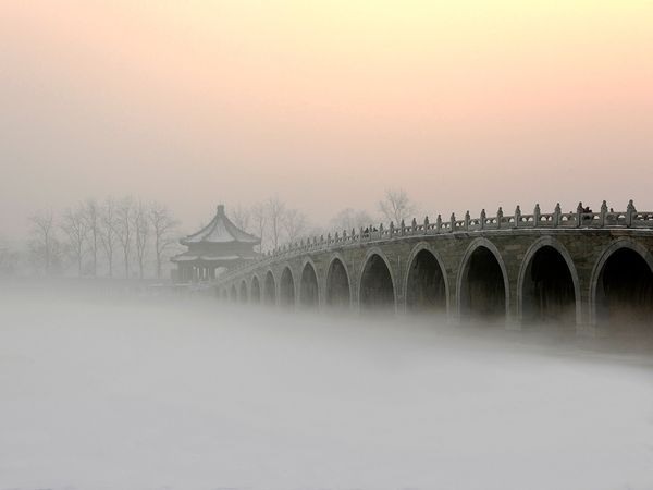 23 Мраморный мост у Летнего дворца в Пекине, Китай. Автор - Чен Хинханг. Мост включает в себя 17 арок.