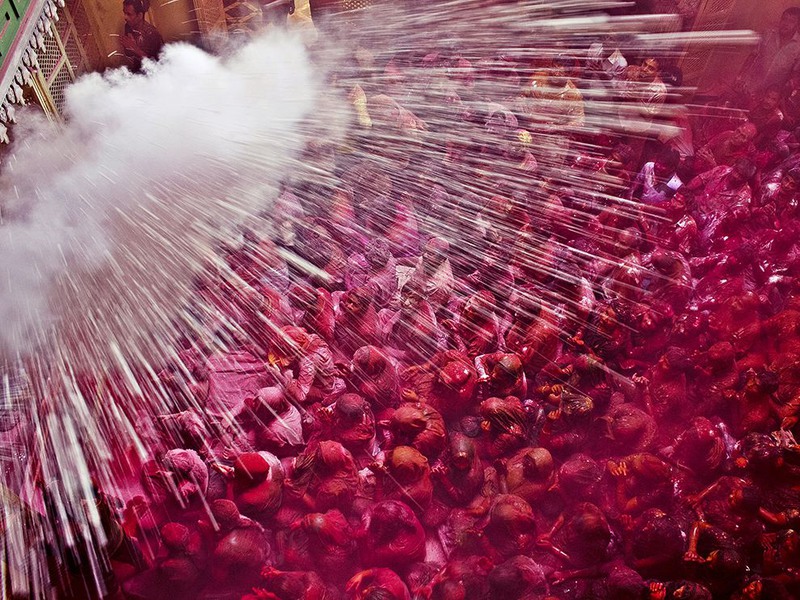 12 Перед началом праздника весны Холи, священник бросает краску на верующих для благословения и защиты их от болезней. Храм Радха Кришна, Калькутта.  Автор - Sandipa Malakar.