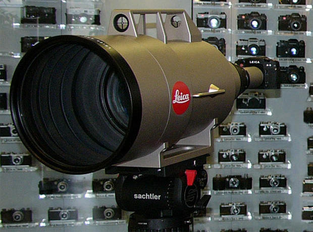 11 Самый дорогой объектив: Leica APO-Telyt-R 1:5.6/1600 мм. Катарский принц заплатил за этот уникальный объектив колоссальную сумму в 2 064 500 американских долларов, что делает его самым дорогим в мире. Известно о существовании двух экземпляров Leica APO-Telyt-R 1:5.6/1600 мм, детальные технические характеристики не разглашались. Длина рекордсмена составляет примерно 1.2 метра, а вес – около 60-ти килограммов.