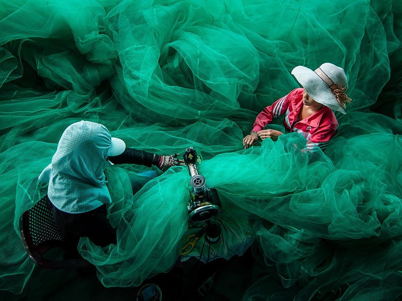 14 Женщины рыбацкой деревни Винь Hy работают над пошивом рыболовной сети. Вьетнам. Автор - Quang Tran.