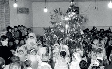 1945. Сталинград возрождается. Ученики младших классов городской школы №65 веселятся в актовом зале.