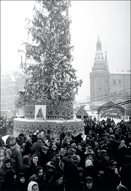 1946. Главная елка на Манежной площади. Снега выпало так много, что приходится увозить его грузовиками.