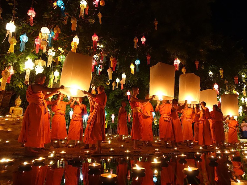 6 "Светлячки". Ежегодный праздник Лойкратхонг (Тайланд). Автор: Joost Hardesmeets.