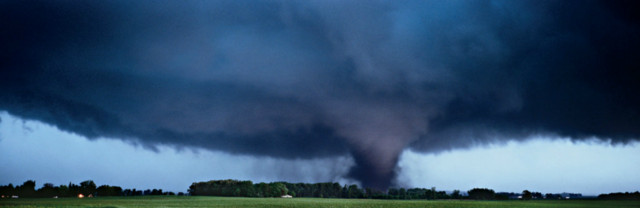 Клиновидный торнадо в Скарвилле, Айова, 2010.