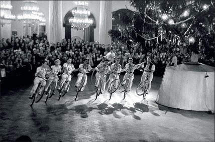 1952. Советский цирк умеет делать чудеса. Акробаты на велосипедах цепью едут вокруг главной елки страны.