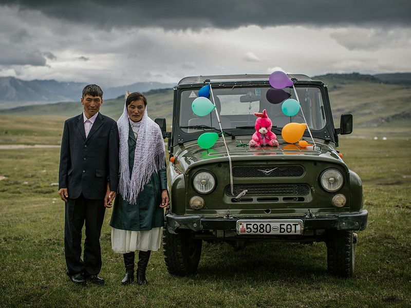9 "Молодожены". Традиционное казахское свадебное торжество в Западной Монголии. Автор: Dimitar Karanikolov