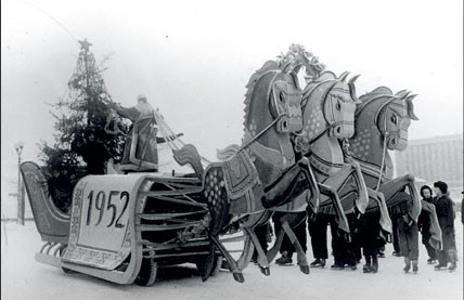 1952. Дед Мороз выезжает на каток парка Горького.