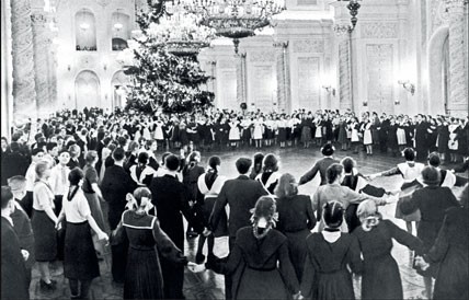 1953. Мечте о красивой жизни все возрасты покорны: новогодняя елка в Георгиевском зале Кремля.