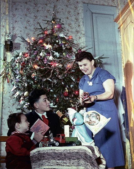 1954. Знаменитый фотограф Эммануил Евзерихин запечатлел свою семью у елки.