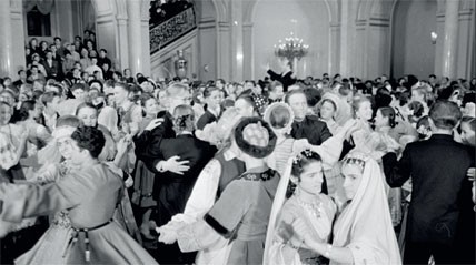 1955. Учащиеся ПТУ пришли на кремлевский новогодний праздник в национальных костюмах. Даже лестница плотно забита.