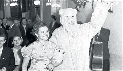 1958. Аполитичный медведь всегда был героем официального Нового года.
