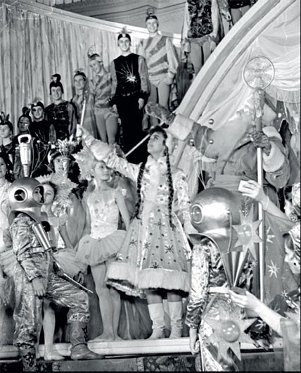 1960. Космонавты и водолазы на Кремлевской елке. Первый спутник уже побывал на орбите, а фильм «Человек-амфибия» пока еще не снят.