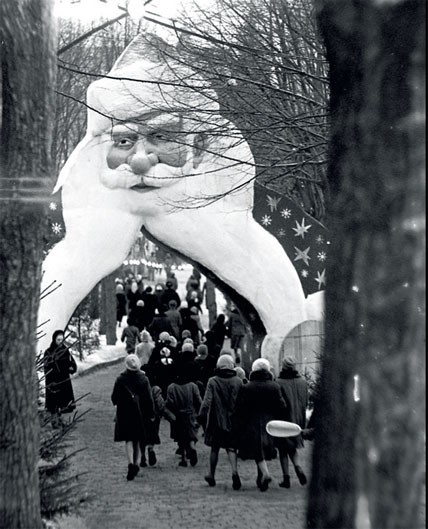 1961. Дед Мороз как ворота. У входа в Кремль во время детского праздника. Январь, а снега нет ни на земле, ни на деревьях.
