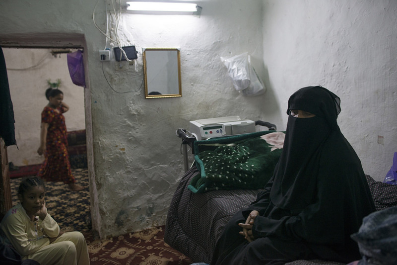 2 На снимке Fatima Hazazi рядом с аппаратом, поддерживающим функционирование ее больных почек. Эр-Рияд, Саудовская Аравия.