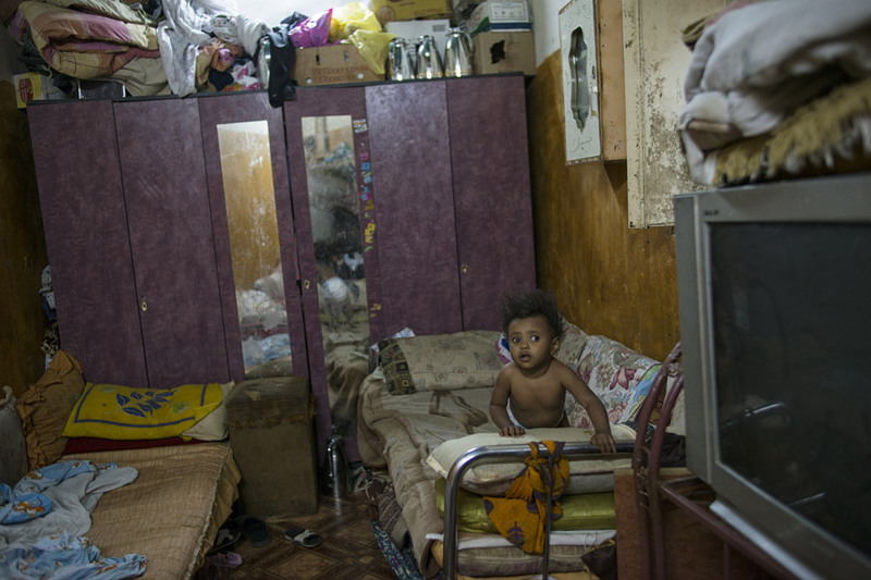 3 На фото 1-н из 12-ти детей семьи Mussawa, живущих в арендованной квартире в Южном Рияде.