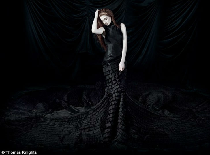 3 На Николе Робертс — платье, созданное арт-директором Эллиотом Джеймсом Фризе из более чем 200 метров шелковой органзы.