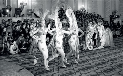 1967. Девушки в трико изображают русскую тройку перед школьниками. Георгиевский зал Кремля.