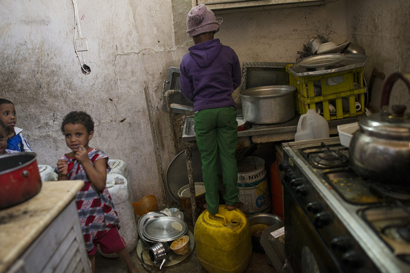 5 Дети, помогающие по хозяйству у себя дома. Южный Эр-Рияд.