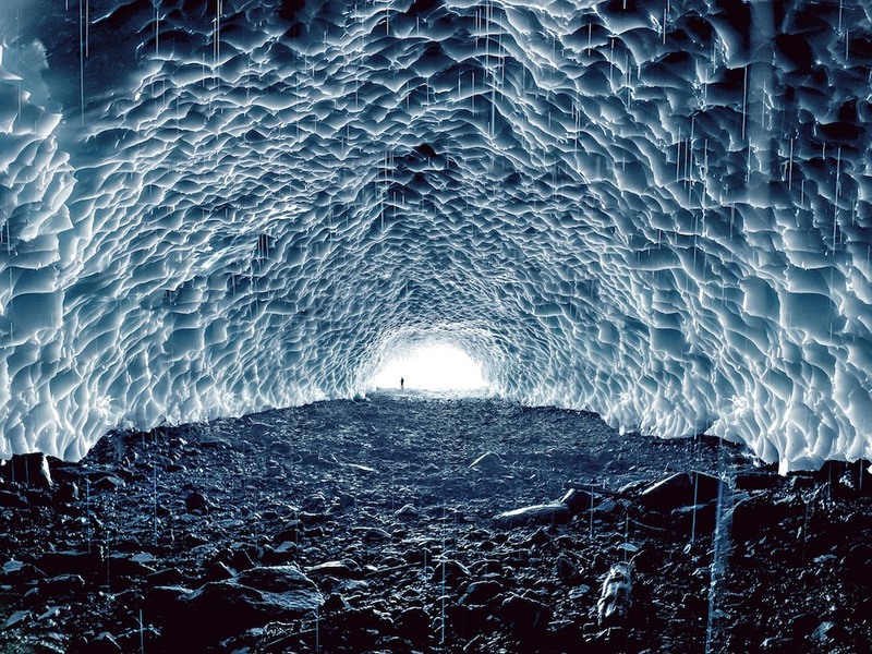 10. Снежный туннель, который образовался из-зы ветра и летних талых вод. США. Автор - Эндрю Инаба.
