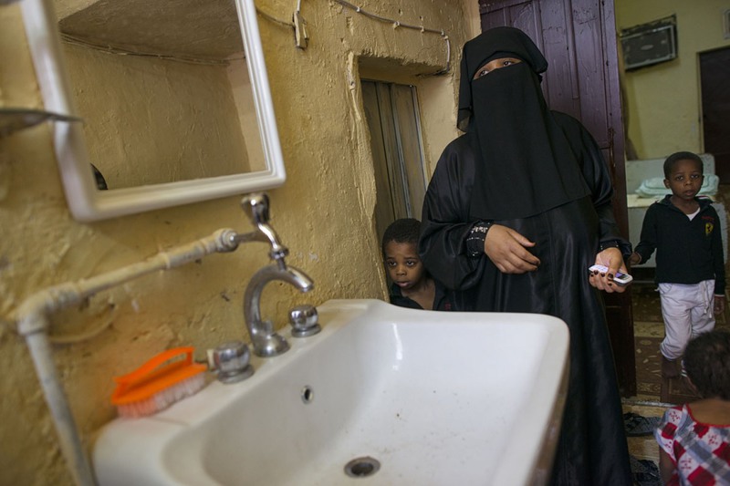 7 Матара со своими двумя детьми в своем доме. Южный Эр-Рияд.