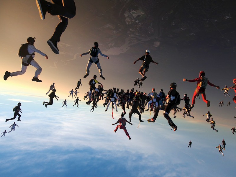 11. 138 парашютистов, которые взялись за руки и образовали "снежинку" и таким образом, установили мировой рекорд на Skydive Chicago в августе 2012 года. Автор снимка, Брайан Бакленд, снимал полет, удерживая пульт от камеры в зубах.