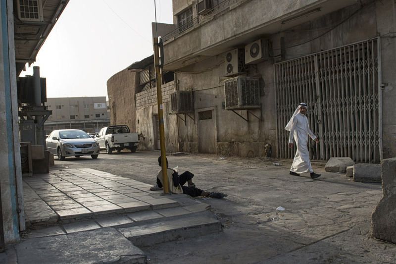 8  Парень, который просит милостыню на улице в Эр-Рияде.