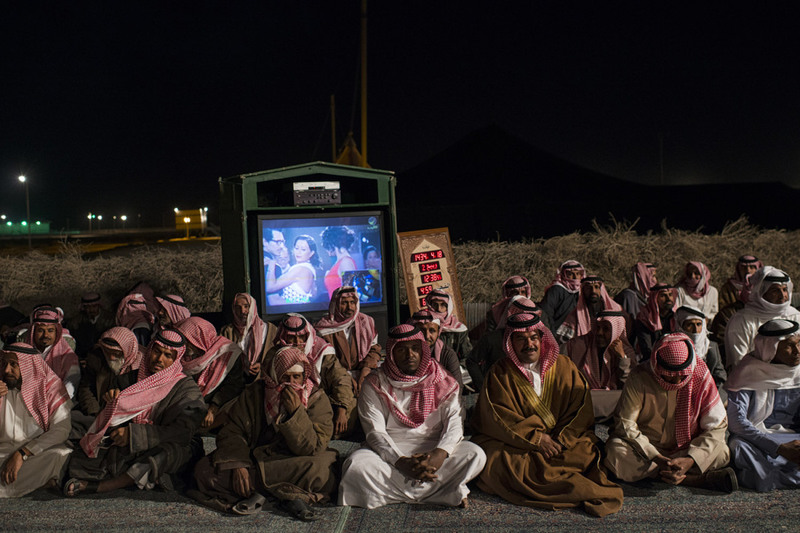 9 Жители слушают выступление принца Аль-Уалида бен Талала в пустыне за пределами Эр-Рияда.