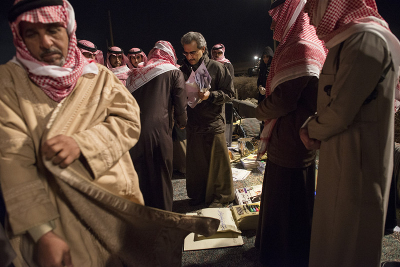 10 Миллиардер принц Аль-Уалид бен Талал общается с жителями Саудовской Аравии, которые пришли к нему с ходатайствами.