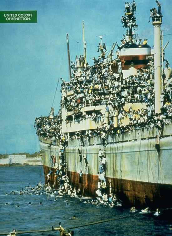 5 Албанские беженцы, залазят на итальянский корабль по канатам
