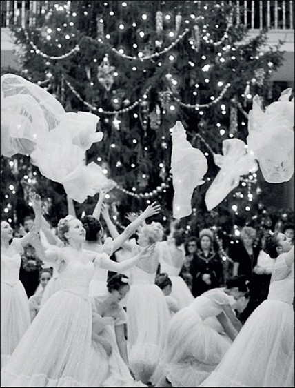 1977. Ансамбль «Березка» выступает на молодежном балу в Колонном зале.